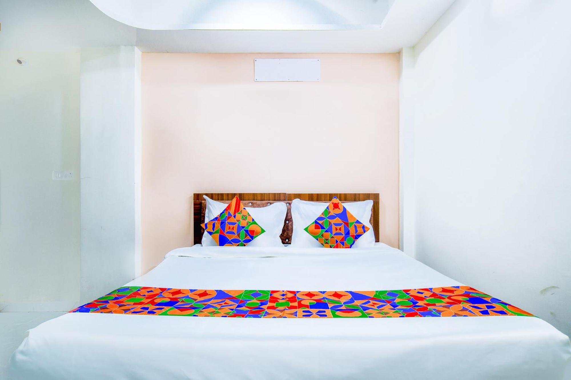 Hotel O Regal إندور المظهر الخارجي الصورة